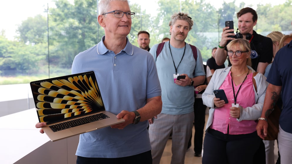 Apple-Chef Tim Cook hält das neue MacBook Air mit 15 Zoll in der Hand.