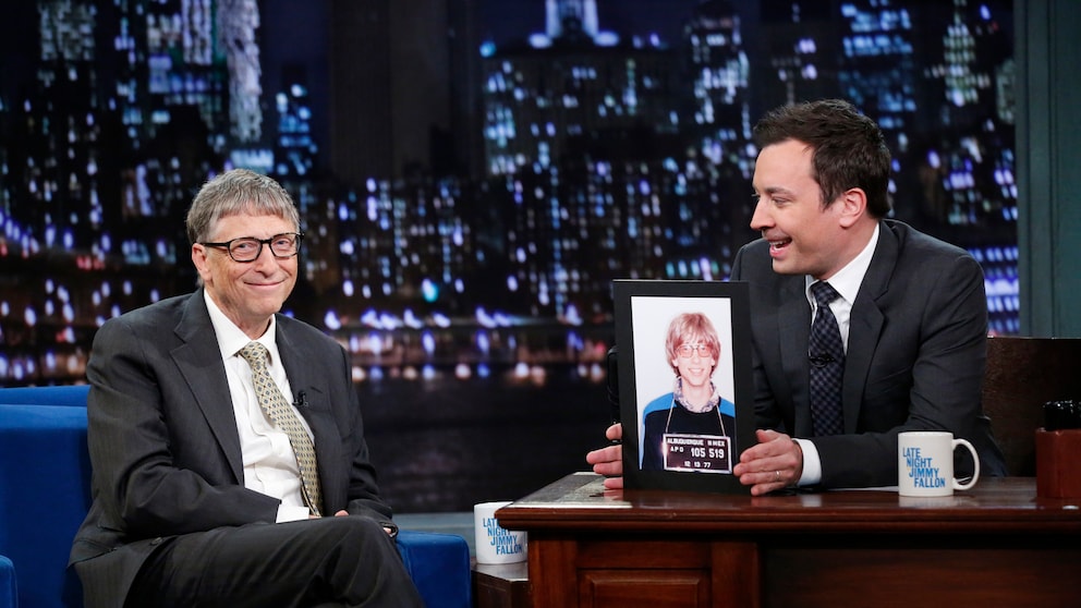 Jimmy Fallon zeigt Bill Gates sein Polizeifoto von 1977