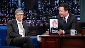 Jimmy Fallon zeigt Bill Gates sein Polizeifoto von 1977