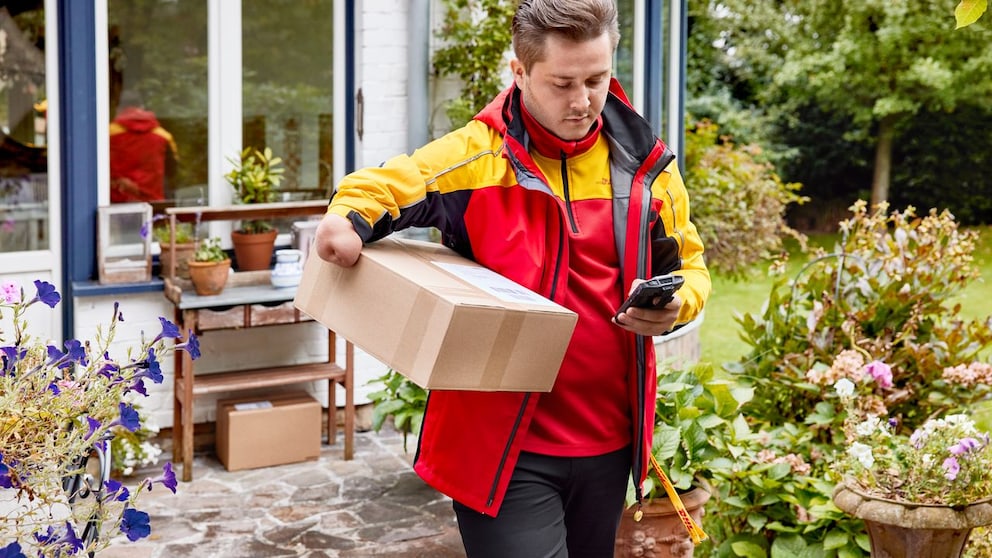 Die DHL hat die Paketmitnahme ausgebaut. Sie lässt sich jetzt anmelden und funktioniert auch von einem Ablageort aus.