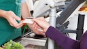 Kundin nutzt Kundenkarte