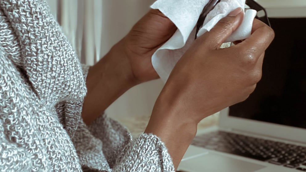 Frau reinigt ihre Smartwatch