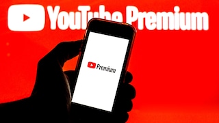 YouTube Premium Preiserhöhung Symbolbild: Logo von YouTube Premium auf Handy vor rotem YouTUbe-Hintergrund