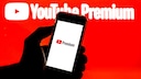 YouTube Premium Preiserhöhung Symbolbild: Logo von YouTube Premium auf Handy vor rotem YouTUbe-Hintergrund
