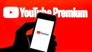 YouTube Premium Preiserhöhung Symbolbild: Logo von YouTube Premium auf Handy vor rotem YouTUbe-Hintergrund