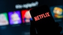 Netflix One Piece Serie Symbolbild: Netflix Logo auf Smartphone