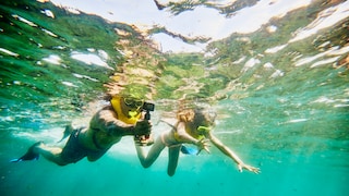 Zwei Personen unter Wasser mit GoPro