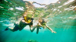 Zwei Personen unter Wasser mit GoPro