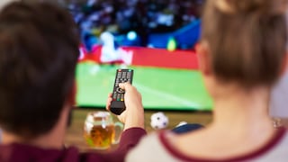 Fußball schauen gehört für viele Leute einfach dazu. Durch Pay-TV-Anbieter wie DAZN wird das Fußballgucken zu Hause aber richtig teuer.
