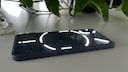 Nothing Phone 2 mit leuchtenden LEDs auf der Rückseite