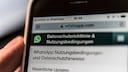Symbolbild: Smartphone-Screen mit WhatsApp-Benachrichtigung über Datenschutzrichtlinie