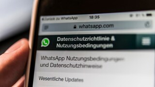 Symbolbild: Smartphone-Screen mit WhatsApp-Benachrichtigung über Datenschutzrichtlinie