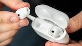 Zwei Hände nehmen AirPods Pro aus dem Case.