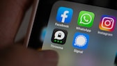 Smartphone-Bildschirm mit verschiedenen Apps wie Facebook, WhatsApp und Instagram