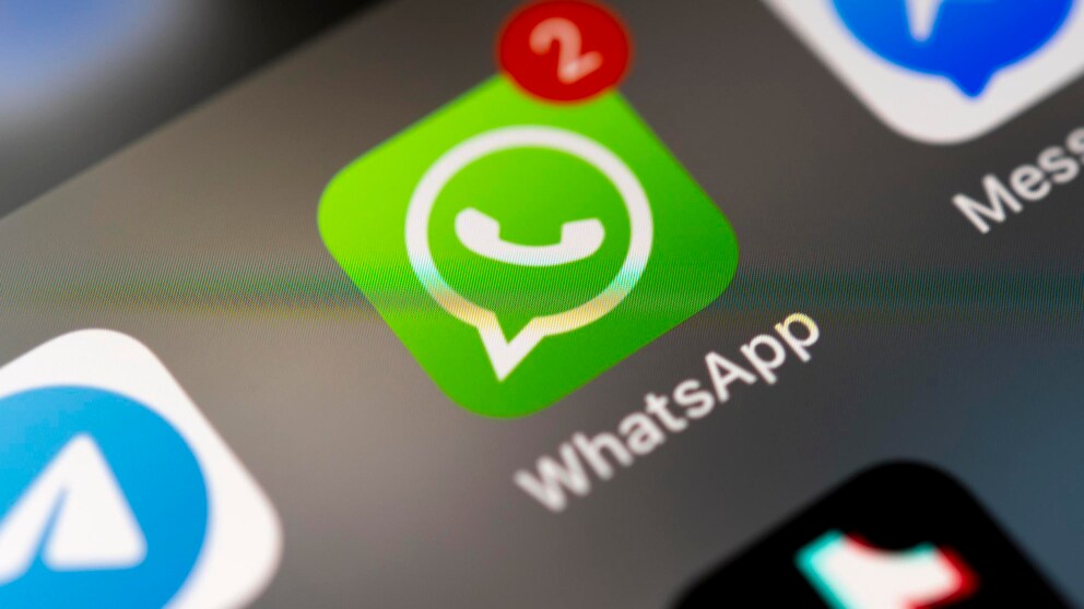 Symbolbild: WhatsApp-Icon auf Smartphone-Screen.