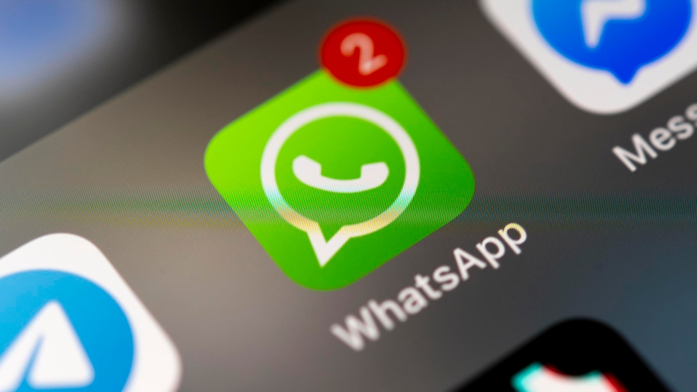 Symbolbild: WhatsApp-Icon auf Smartphone-Screen.