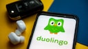 Smartphone mit Startbildschirm der Duolingo-App