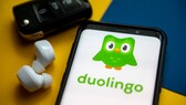 Smartphone mit Startbildschirm der Duolingo-App