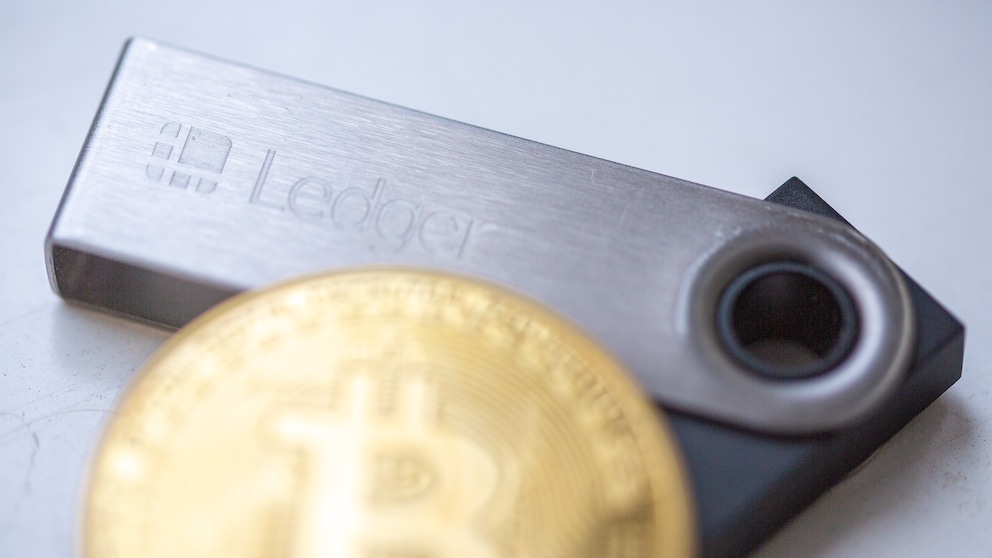 Eine Hardware-Wallet ist ein physisches Gerät, das private Schlüssel in einer isolierten Umgebung speichert. Hardware-Wallets werden auch als „Offline-Wallets“ bezeichnet.