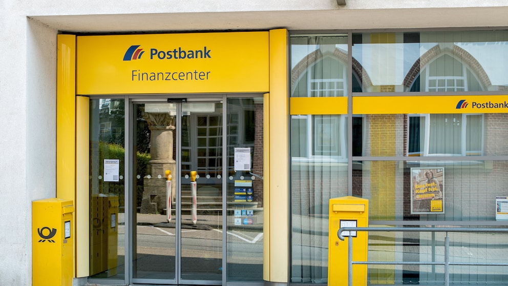 Symbolbild: Eingang einer Postbank-Filliale