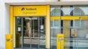 Symbolbild: Eingang einer Postbank-Filliale