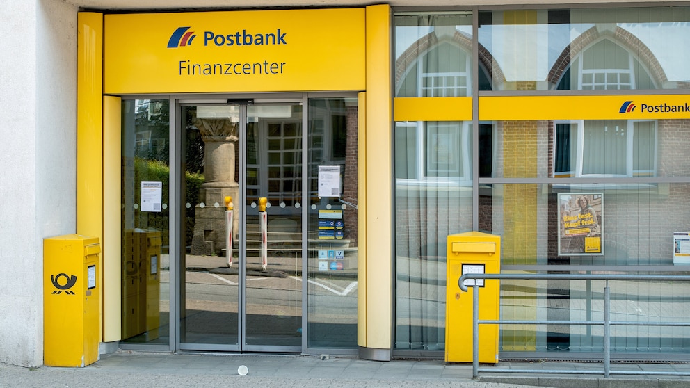 Symbolbild: Eingang einer Postbank-Filliale