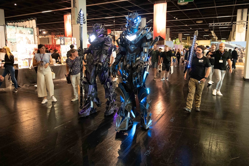 Am Ende des ersten Messetags haben diese Cosplayer in individualisierten Autobot-Kostümen sogar ein Tänzchen eingelegt