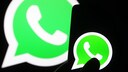 WhatsApp Logo vor schwarzem Hintergrund: Symbol für Voice Chats in Gruppen