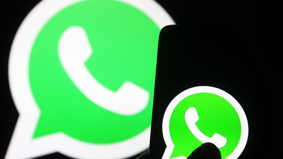 WhatsApp Logo vor schwarzem Hintergrund: Symbol für Voice Chats in Gruppen