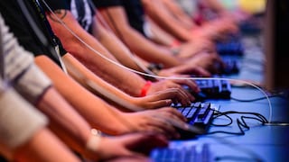 Gamescom 2023 Erwartungen Symbolbild: Viele Gamer nebeneinander beim Spielen