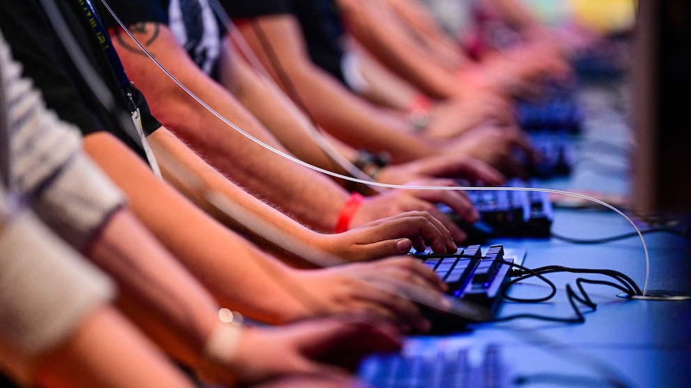 Gamescom 2023 Erwartungen Symbolbild: Viele Gamer nebeneinander beim Spielen