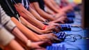 Gamescom 2023 Erwartungen Symbolbild: Viele Gamer nebeneinander beim Spielen