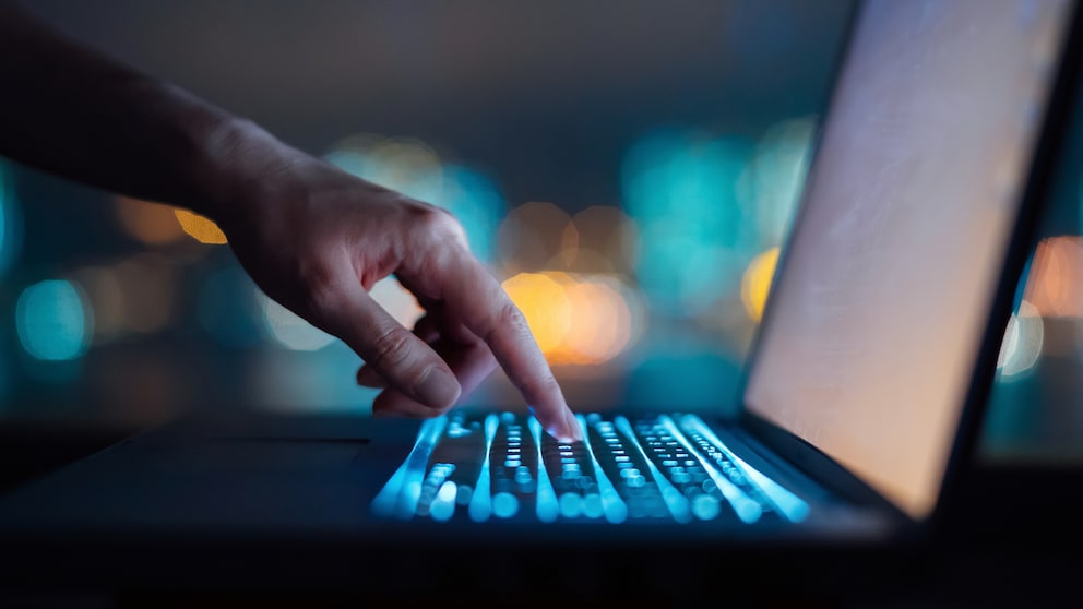 Per E-Mail schleusen Angreifer Schadsoftware auf den PC, die Daten verschlüsselt. Dann fordern sie zur Freischaltung Lösegeld.