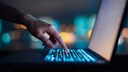 Per E-Mail schleusen Angreifer Schadsoftware auf den PC, die Daten verschlüsselt. Dann fordern sie zur Freischaltung Lösegeld.