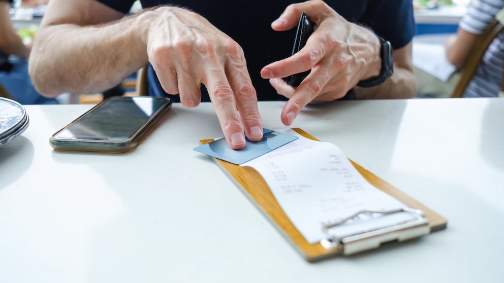 Bargeldlos Trinkgeld geben ist nicht immer möglich. Daran liegt es