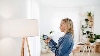 Frau nutzt Smart Home von Ikea