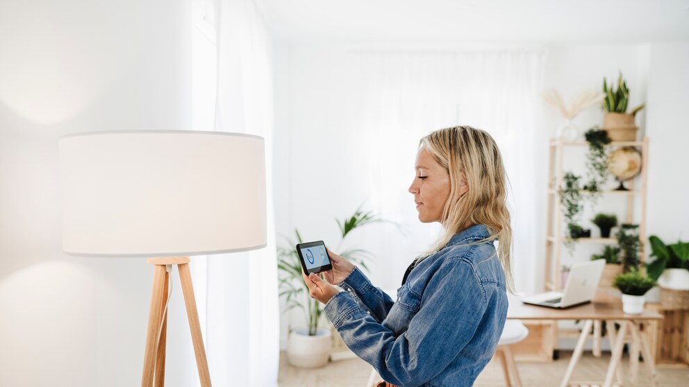 Frau nutzt Smart Home von Ikea