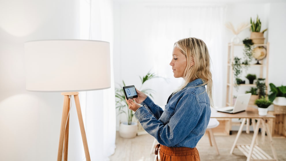 Frau nutzt Smart Home von Ikea