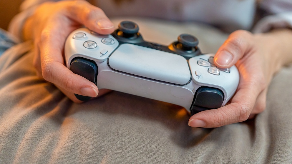Die Controller der PlayStation oder Xbox oder die ganze Switch – vor allem die Komponenten der Spielekonsole, die man täglich in der Hand hat, sollten richtig gereinigt werden.
