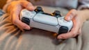 Die Controller der PlayStation oder Xbox oder die ganze Switch – vor allem die Komponenten der Spielekonsole, die man täglich in der Hand hat, sollten richtig gereinigt werden.