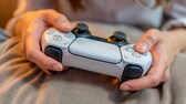 Die Controller der PlayStation oder Xbox oder die ganze Switch – vor allem die Komponenten der Spielekonsole, die man täglich in der Hand hat, sollten richtig gereinigt werden.