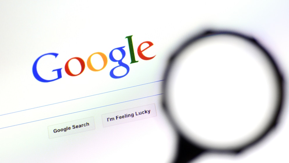 Symbolbild: Google Suche Startbildschirm mit Lupe im Vordergrund