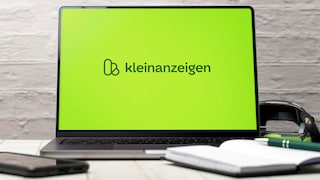 Symbolbild: Laptop mit dem grünen Startbildschirm der App „Kleinanzeigen“