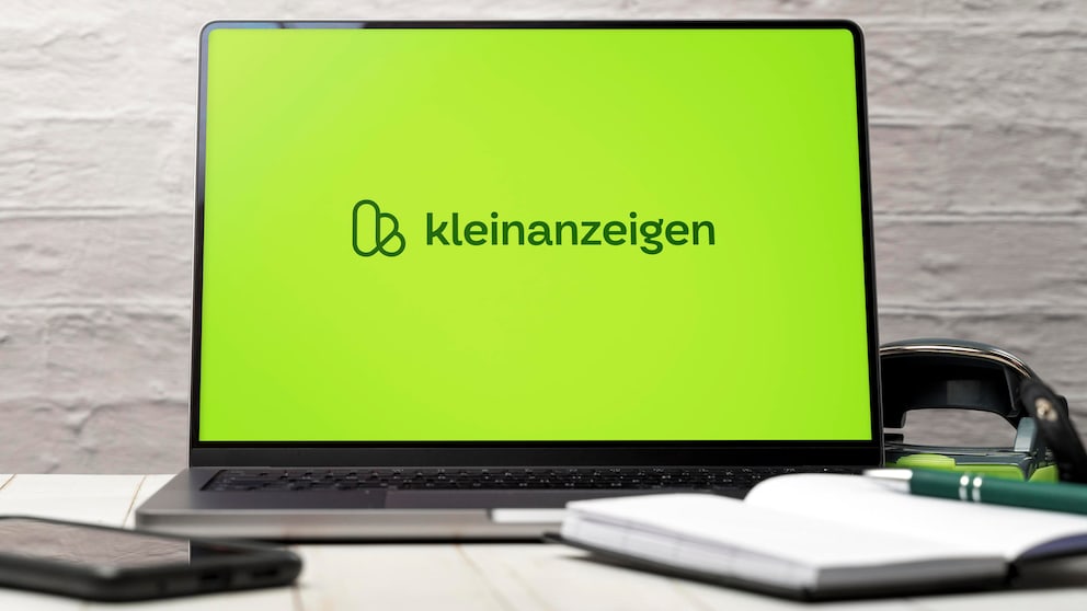 Symbolbild: Laptop mit dem grünen Startbildschirm der App „Kleinanzeigen“
