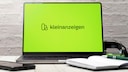 Symbolbild: Laptop mit dem grünen Startbildschirm der App „Kleinanzeigen“