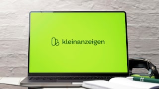 Symbolbild: Laptop mit dem grünen Startbildschirm der App „Kleinanzeigen“