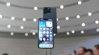 Das iPhone 15 Pro direkt nach der Vorstellung im Apple Park