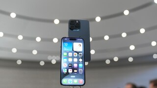 Das iPhone 15 Pro direkt nach der Vorstellung im Apple Park