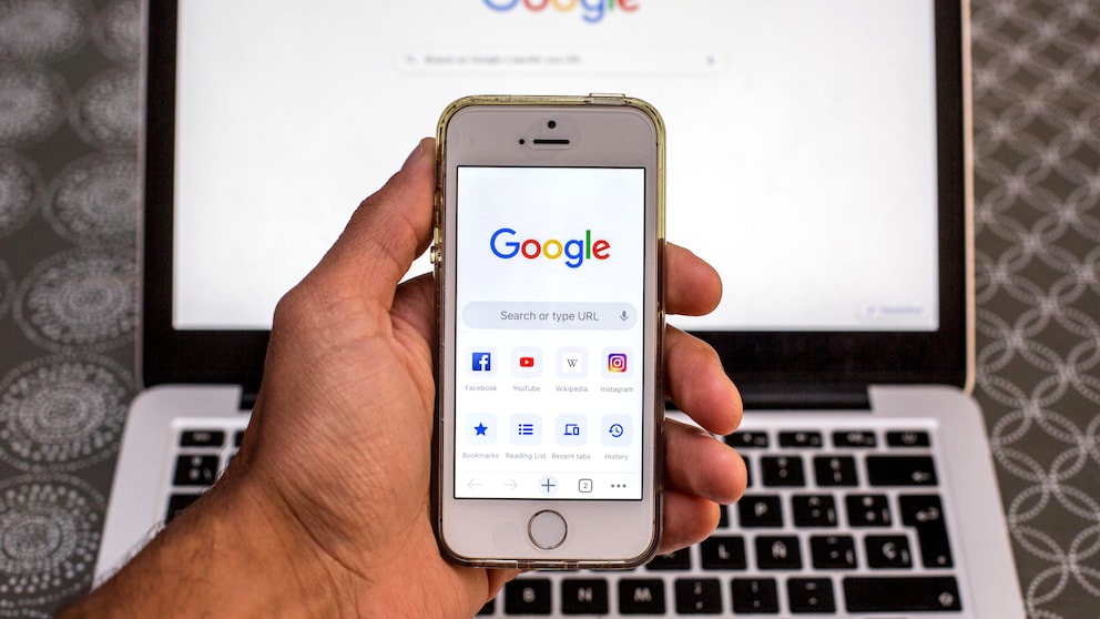 Suchmaschinen: Google Browser auf Laptop und Smartphone
