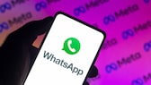 WhatsApp Werbung Symbolbild: WhatsApp-Logo auf Smartphone vor Meta-Logo im Hintergrund